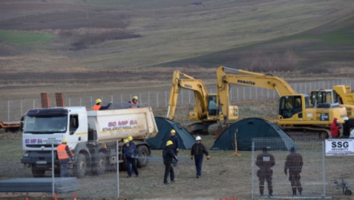 Zeci de localnici au protestat la Pungeşti în sediul primăriei