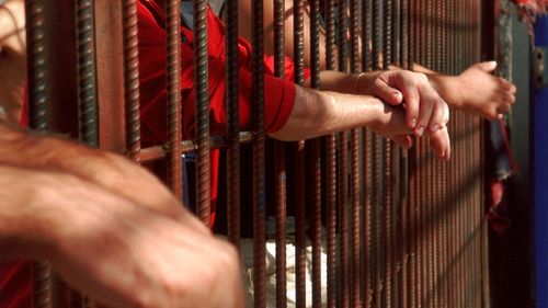 Un deţinut român condamnat pe viaţă a atacat un gardian, într-un penitenciar din Grecia