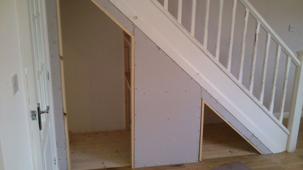 Ce nu au găsit doi CHIRIAŞI timp de un an, în locuinţa închiriată: "Mirosea îngrozitor"