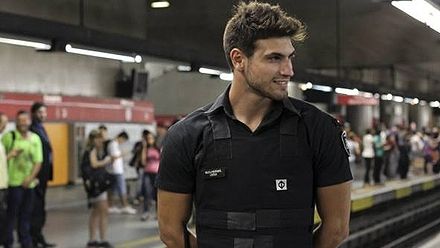Cum arată cel mai sexy paznic de la metrou