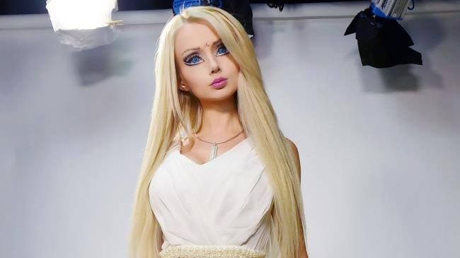 ULUITOR. Cum arată femeia BARBIE ÎN COSTUM DE BAIE ŞI FĂRĂ MACHIAJ 