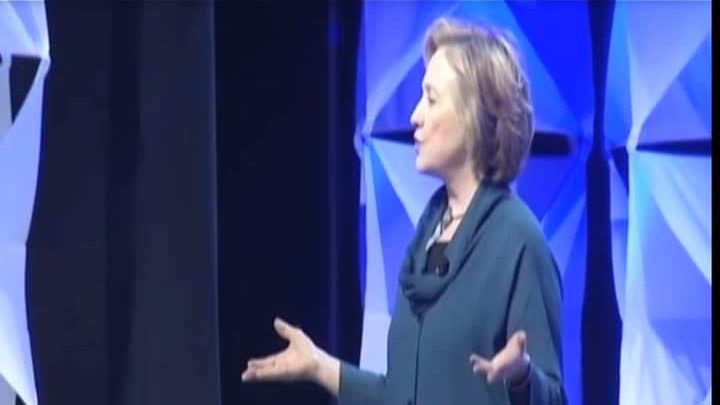 Hillary Clinton, ATACATĂ în timpul unui discurs cu un PANTOF. Vezi momentul şi reacţia promptă!