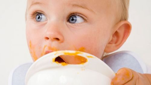 Copilul a împlinit un an. Ce îi dai să mănânce?