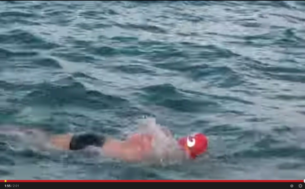 A văzut rechinul în timp ce înota. Era uriaş. Apoi, ceva incredibil s-a întâmplat