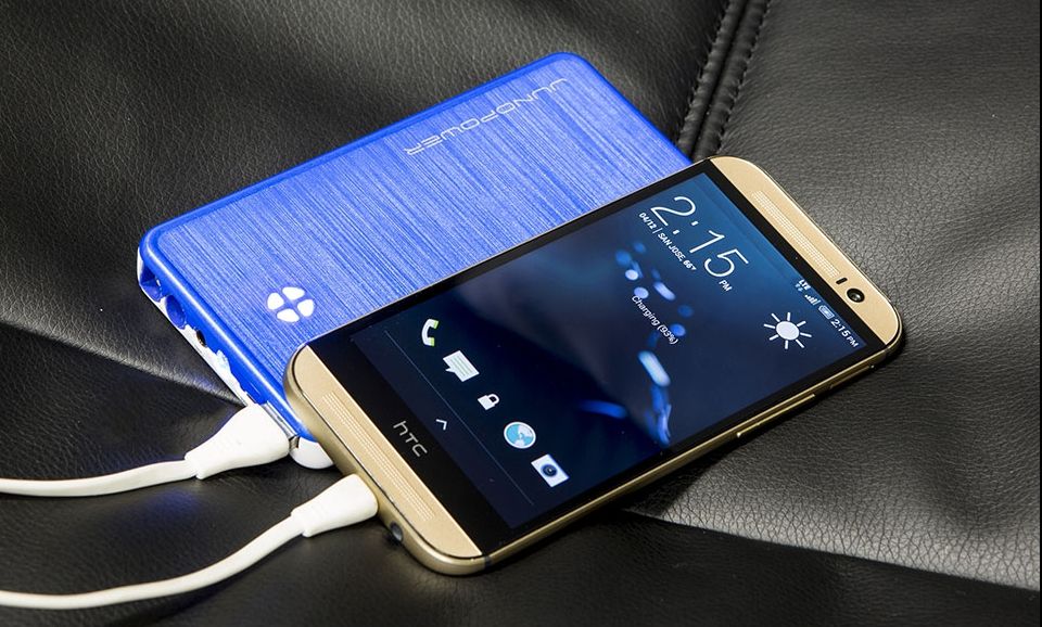 Gadgetul care vă încarcă telefonul şi vă porneşte maşina