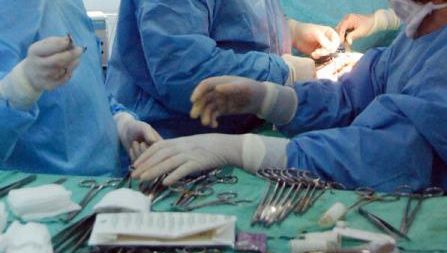 O femeie născută fără urechi și-a putut auzi vocea pentru prima dată 