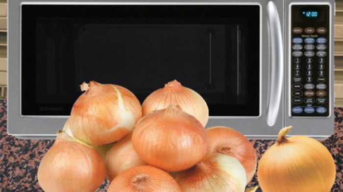 TRUC uluitor. Ce se întâmplă dacă bagi o ceapă la microunde?
