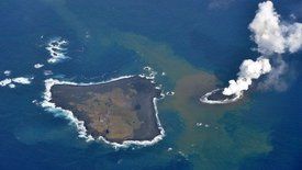 Fenomen spectaculos în Pacific. Ce s-a întâmplat după erupţia unui vulcan