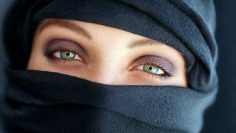 MIT SPULBERAT!O femeie din Iran l-a făcut pe un cleric musulman să aibă cea mai proastă zi din viaţă