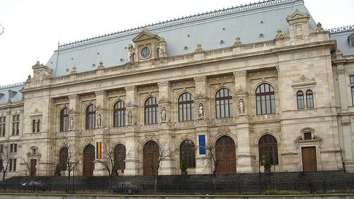 Tablouri cu oameni decapitaţi şi nuduri, expuse de condamnaţi în holul Palatului de Justiţie