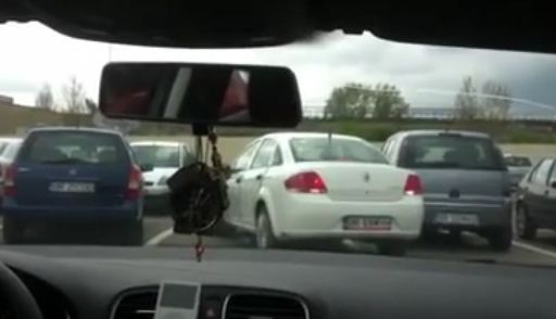 "Aşa se iau permisele!". Şoferul care a indignat pe toată lumea, după ce a încercat să parcheze