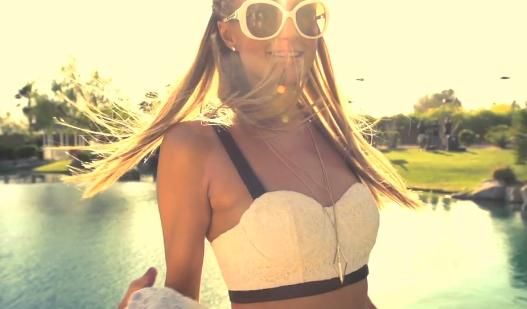 Fiica unui milionar a pozat goală în cadă 