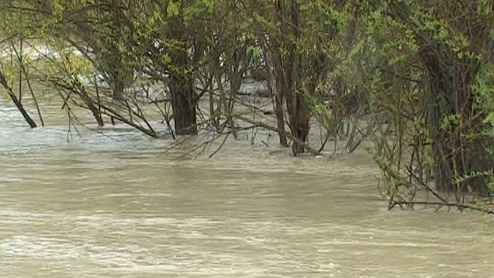 IZOLAŢI DIN CAUZA PLOII. Oamenii sunt sunt nevoiţi acum să facă un ocol de peste 40 de kilometri 