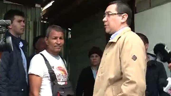 VICTOR PONTA s-a plimbat CU BARCA împinsă de pompieri în Teleorman