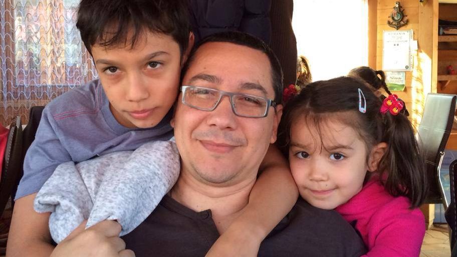 IMAGINI INEDITE cu Victor Ponta în Deltă, alături de copiii lui