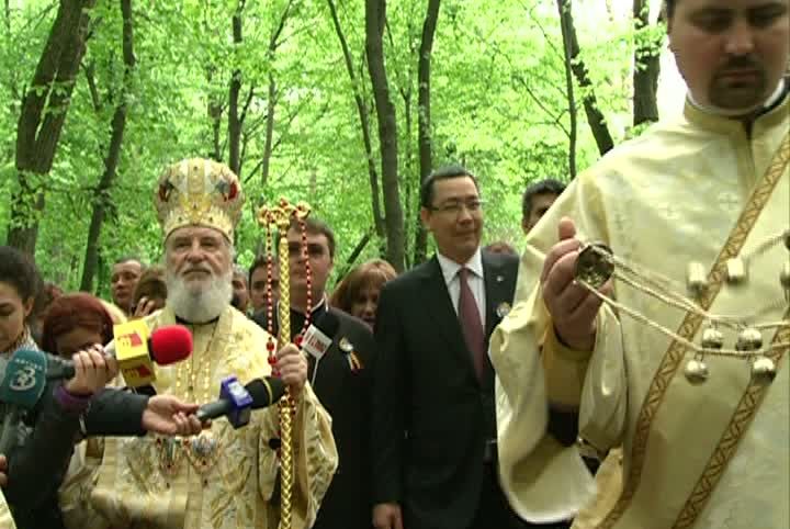 Ponta, la Izvorul Tămăduirii. CRISTOIU: La prezidenţiale ce va face? Va boteza pe candidatul PSD? 