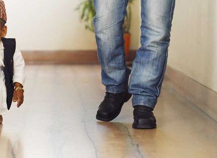 El este cel mai MIC om din lume: Cântărește doar 12 kg!! VIDEO