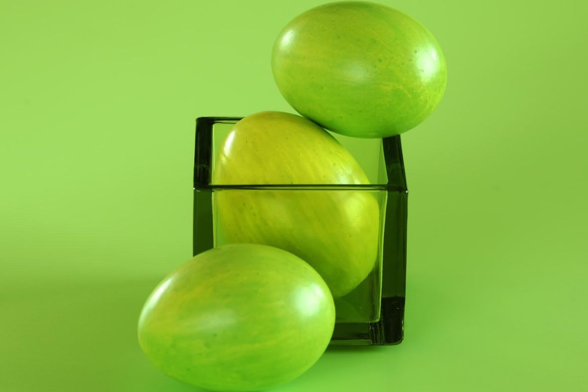 OUĂ ELECTORALE la Bistriţa: UDMR a împărţit ouă verzi, cu însemnele formaţiunii