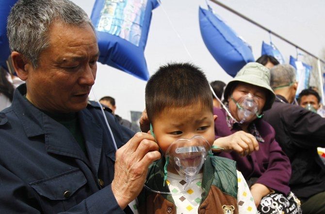 Cum stau chinezii la coadă pentru AER DE MUNTE proaspăt, stocat în saci