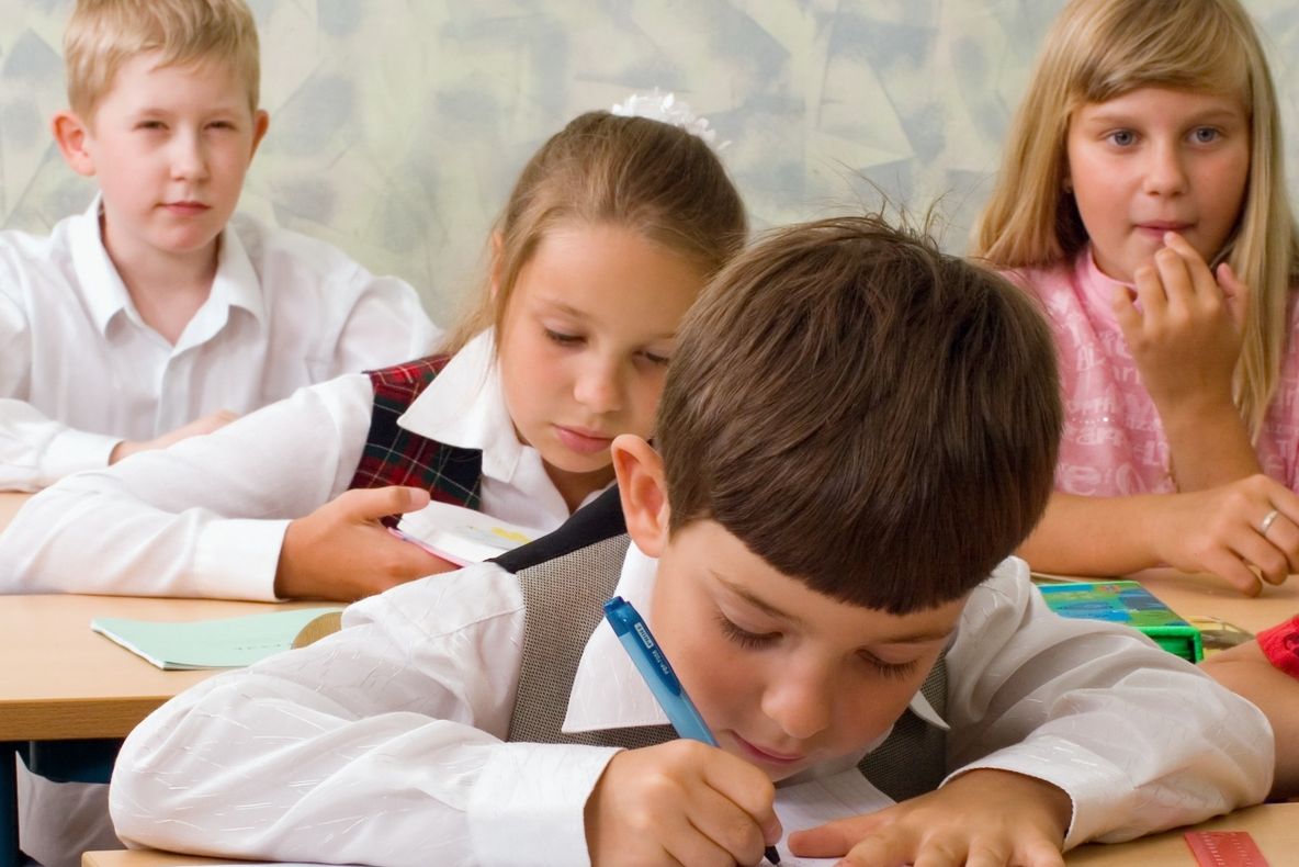 Sărăcia ne afectează creierul: Cum influenţează veniturile părinţilor rezultatele şcolare?