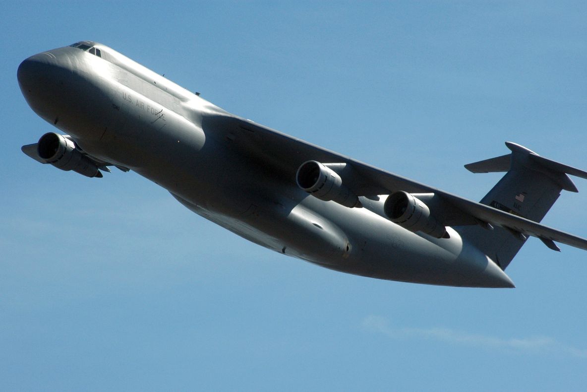 Ce poate transporta URIAŞUL AERULUI, avionul Lockheed C-5 Galaxy. IMAGINI ULUITOARE