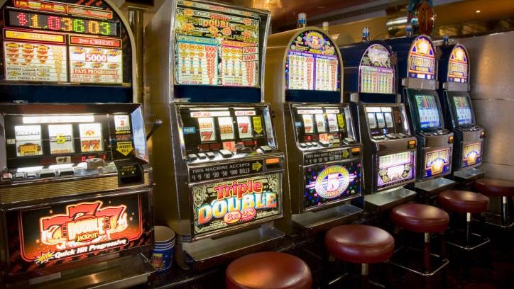 Proiect de lege: Jocurile slot-machine să funcţioneze doar în cazinouri şi agenţii ale Loteriei