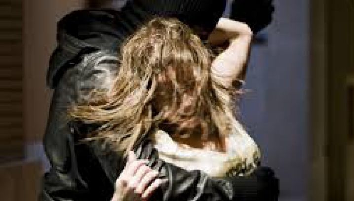 Constanţa: Cei cinci bărbaţi care au luat cu forța o tânără de pe stradă, ARESTAŢI