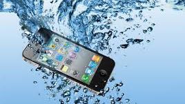 Cum iti salvezi telefonul daca l-ai scapat in apa