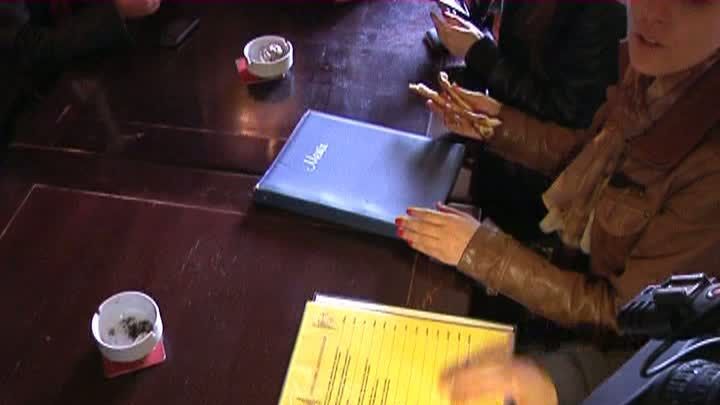 CUM SĂ MĂNÂNCI GRATIS ÎN ORAŞ. Ideea unor tineri care au vrut să-şi impresioneze iubitele