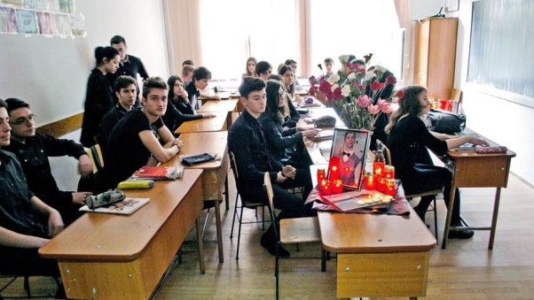 SINUCIDEREA ELEVULUI OLIMPIC. Profesoara de informatică izbucnește în plâns numai la auzul numelui 