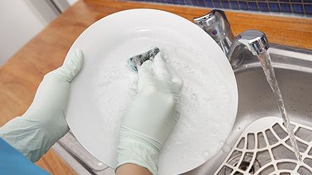 De ce farfuriile murdare nu trebuie lăsate prea mult în mașina de spălat vase