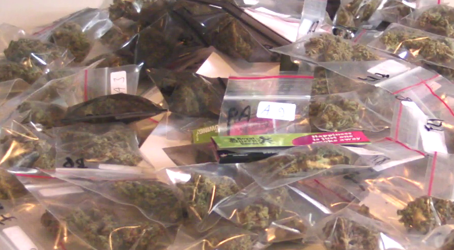 Bărbat prins cu droguri ascunse în şosete la intrarea în ţară, în Vama Albiţa