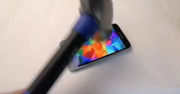 Ce pățește un bărbat care lovește cu ciocanul un smartphone Samsung Galaxy S5