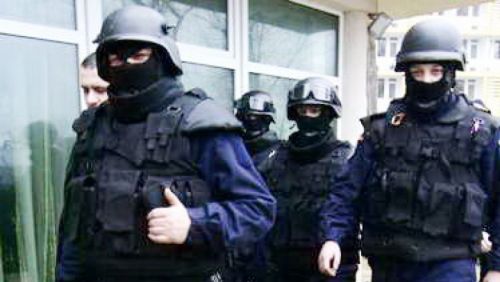 Maşini de lux, droguri şi bani, confiscaţi în urma descinderilor din Sibiu şi Bucureşti