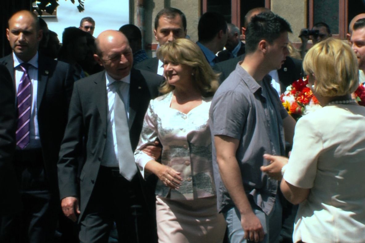 ALEGERILE EUROPARLAMENTARE 2014. Traian Băsescu, aplaudat la ieșirea din secția de votare