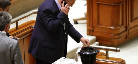 Vicepreşedintele Senatului îi propune lui Antonescu să îi ia locul