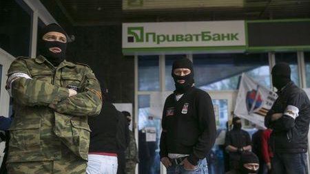 Cea mai mare bancă din Ucraina a oprit operaţiunile cu lichidităţi în estul ţării