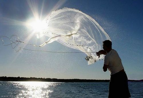 Părea un peşte mai mare. Un pescar a avut ŞOCUL vieţii lui când a văzut ce a scos din apă