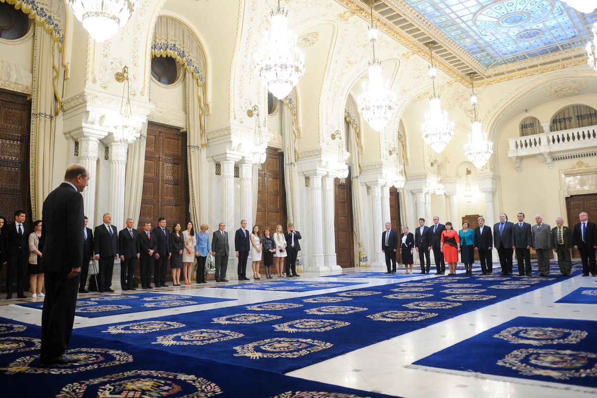 Ponta: Băsescu a intrat în boala decorărilor anul acesta; la ICR am greşit că am scris doar "nu"