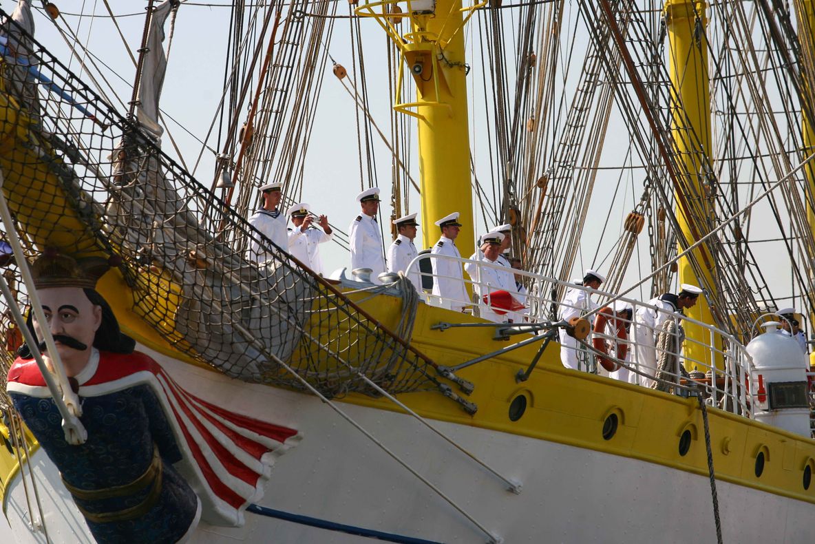 Traian Băsescu, în Portul Constanţa, unde va decora nava şcoală "Mircea"