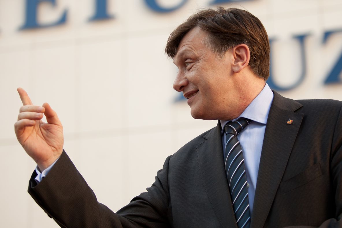 Antonescu, către Băsescu şi Ponta: Opriţi-vă! Ţara trebuie să meargă înainte