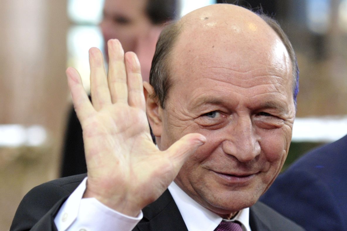 Băsescu: Sănătate şi fericire celor care îşi sărbătoresc onomastica de Sfinţii Constantin şi Elena