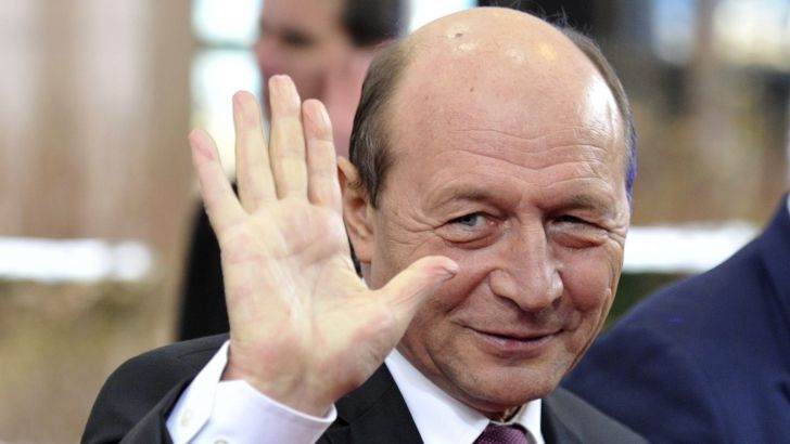 Băsescu, APLAUDAT ŞI HUIDUIT la ieșirea din secția de votare