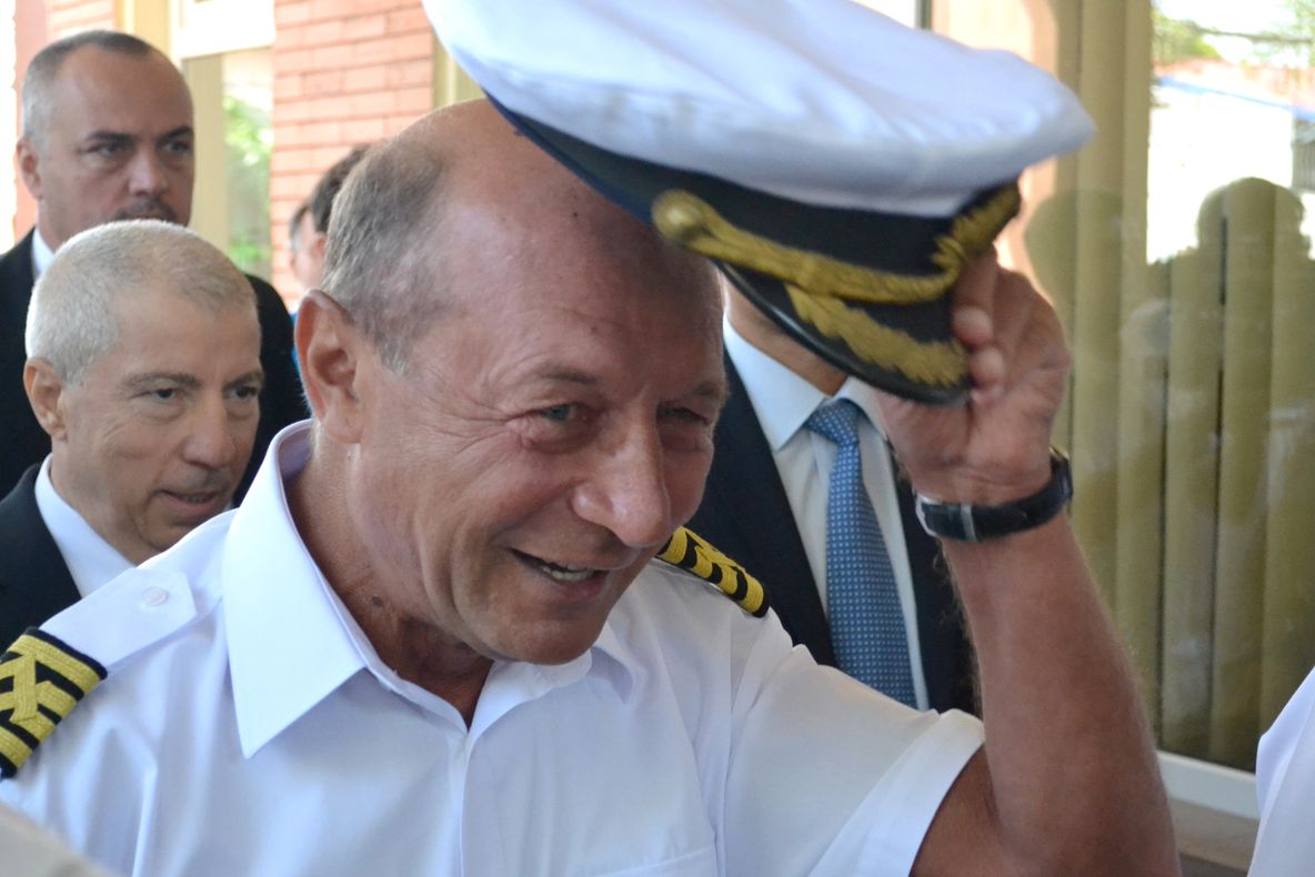 Băsescu: Oamenii care învaţă să supravieţuiască pe bricul Mircea nu ştiu să piardă