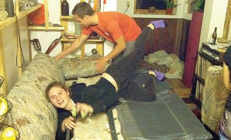 Au cumpărat o canapea second-hand cu 20 de dolari şi au găsit în ea 40.000 de dolari