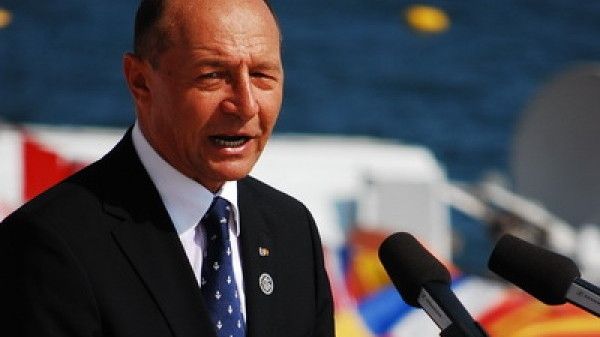 Bărbatul care l-a scuipat pe Băsescu, DUS LA PSIHIATRIE pentru evaluare