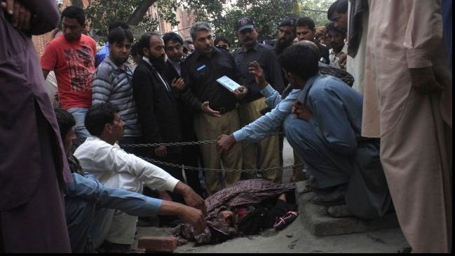 O tânără însărcinată din Pakistan a fost ucisă cu pietre de propria familie
