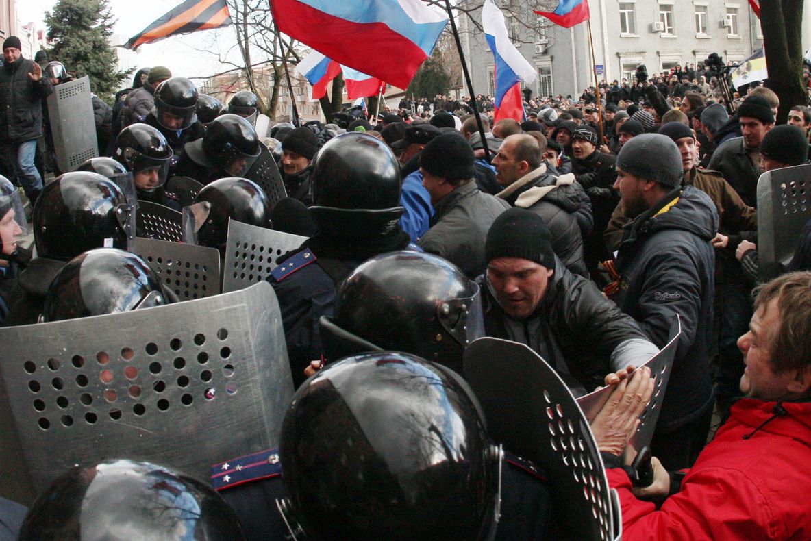 Criză UCRAINA. TIRURI INTENSE de artilerie la Slaviansk. Ofensiva guvernamentală continuă 