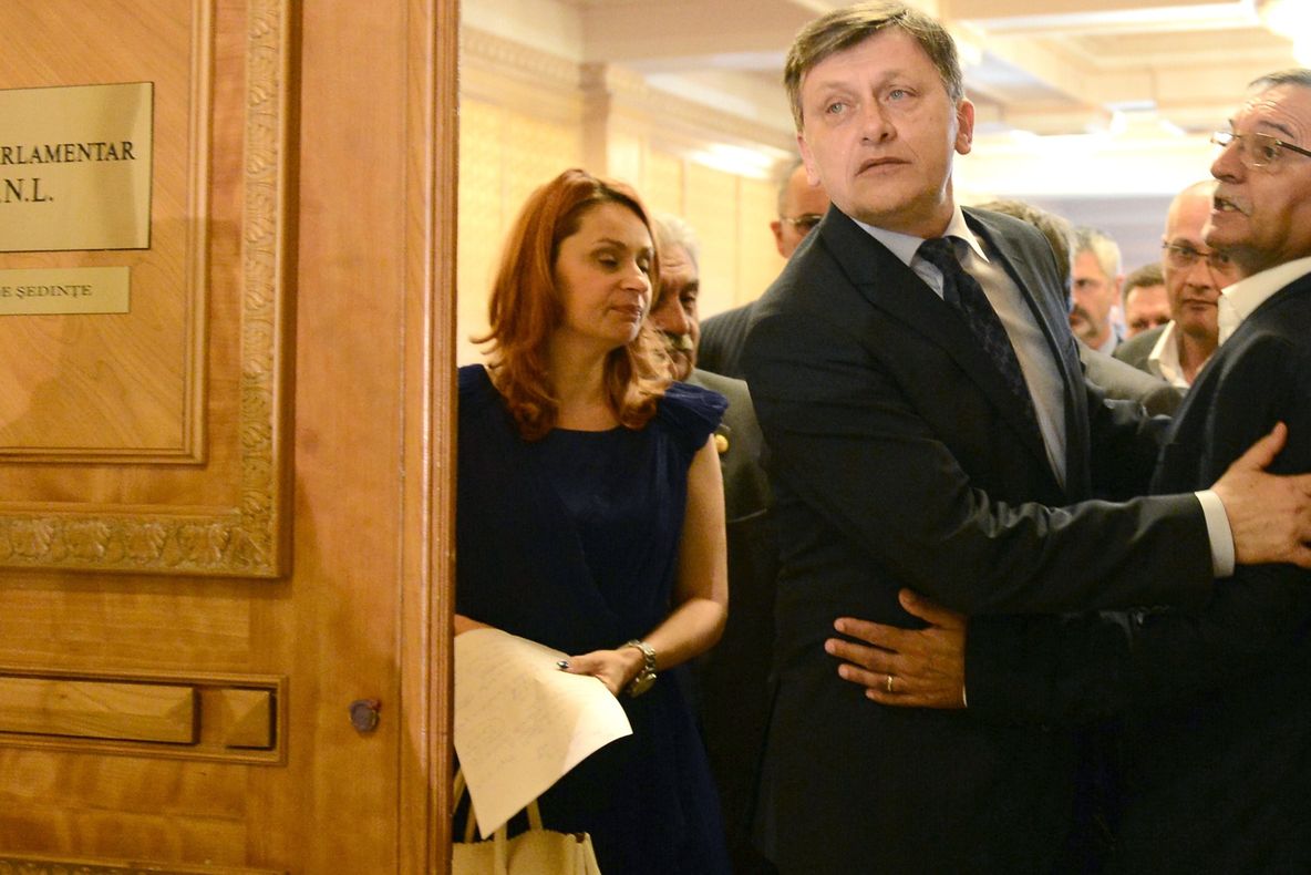 Crin Antonescu A DEMISIONAT DE LA ŞEFIA PNL. BPN va asigura conducerea până la Congres