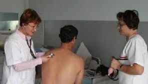 Asistenţii medicali şi moaşele se pot pensiona la 65 de ani